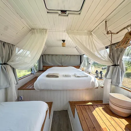 Апартаменты Ericeira Magic Bus With Jacuzzi